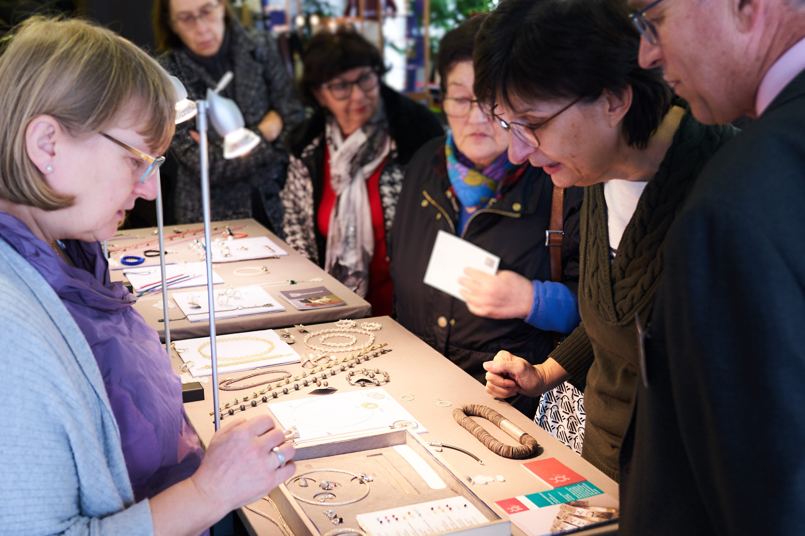 Besucher schauen sich die Kunsthandwerke bei der Handgemacht-Ausstellung an.
